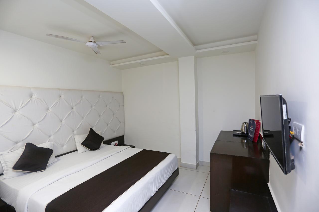 Oyo 18422 Central Grand Belanganj Εξωτερικό φωτογραφία